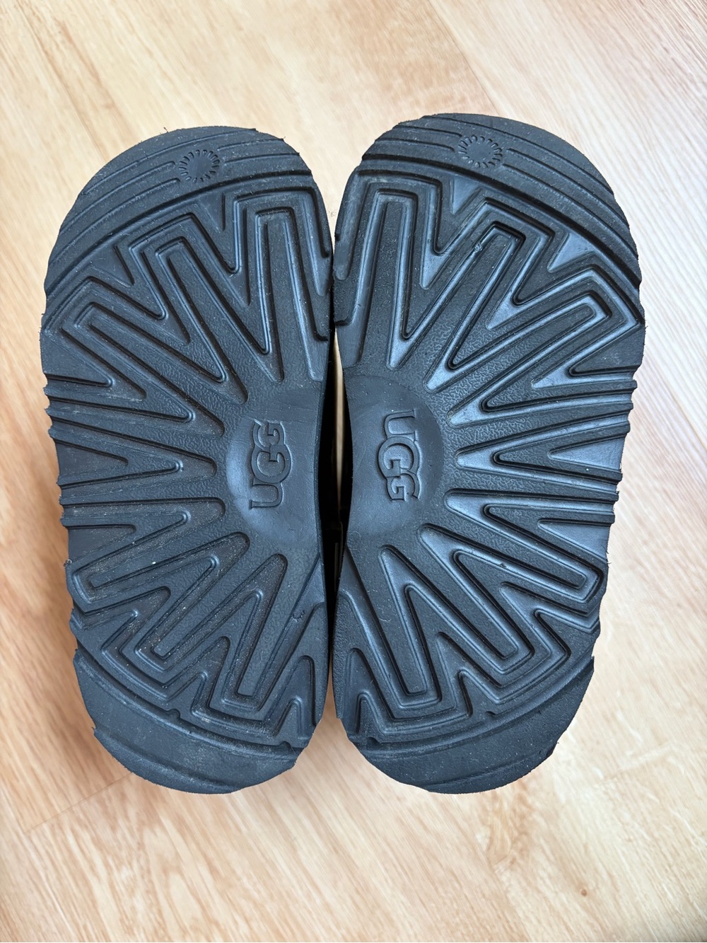 UGG Kids Boots Classic Clear Mini II black waterproof shiny $120 - Picture 6 of 8